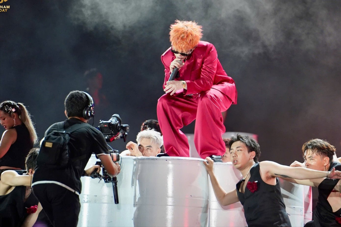 Nối tiếp thành công từ đêm diễn V Concert - Rạng rỡ Việt Nam ngày 9/8, Rhyder tiếp tục chiêu đãi hàng vạn khán giả với set diễn ấn tượng. Trong lần trở lại này, nam nghệ sĩ trẻ giới thiệu đến khán giả ca khúc mới nhất của mình Sau cơn suy cùng với các bản hit: Để anh một mình, Từ chối hiểu gắn với tên tuổi của mình.