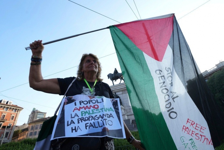 Một người phụ nữ cầm cờ Palestine trong cuộc biểu tình ủng hộ người Palestine tại Milan, Ý, ngày 19/9. (Ảnh: AP)