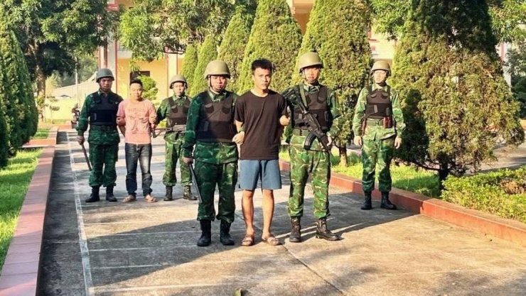 Lực lượng Biên phòng Lào Cai áp giải các đối tượng phạm tội đưa người nhập cảnh trái phép.