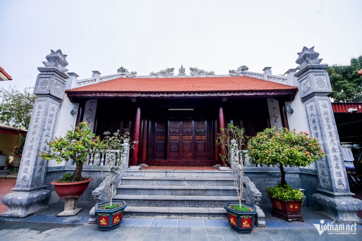 Từ đường được xây trang trọng trong khuôn viên