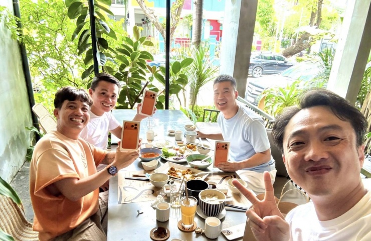 Cường Đôla họp mặt bạn bè thân thiết. Doanh nhân phố núi khoe món quà tặng các bạn là mỗi người một chiếc iPhone 17. Gần đây, anh mua một lúc 10 chiếc điện thoại đời mới nhất để tặng nhiều bạn bè.