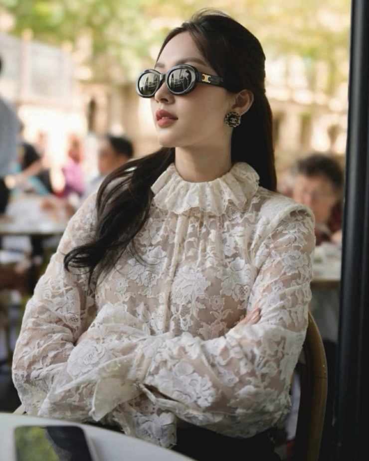 Đặng Thu Thảo diện áo ren phong cách quý tộc trong chuyến du lịch cùng gia đình.