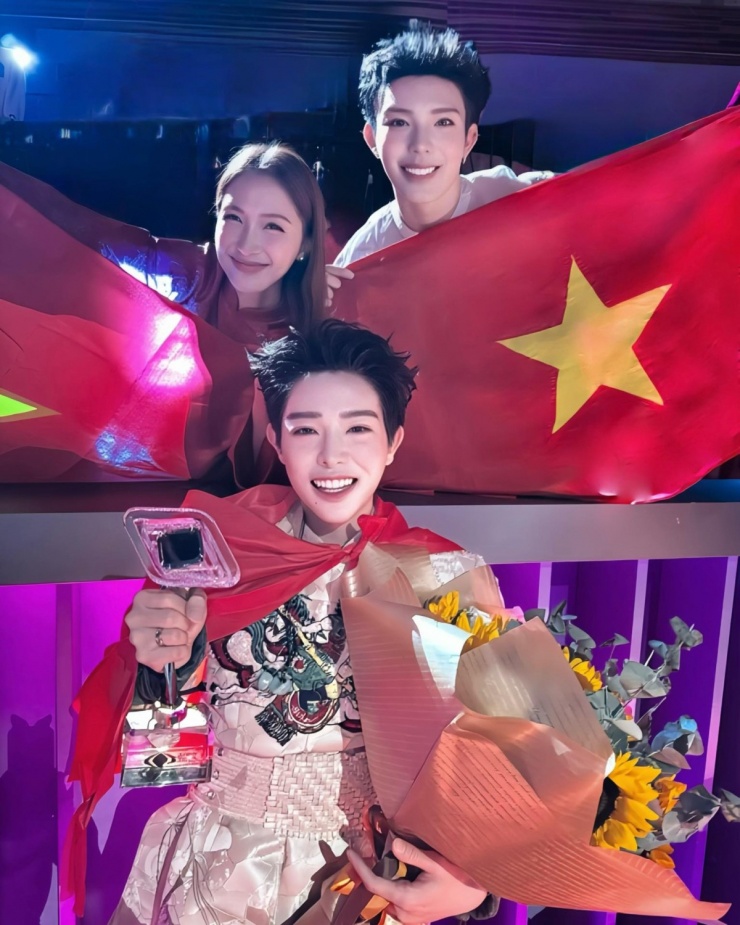 Hòa Minzy và Erik chúc mừng Đức Phúc đoạt quán quân cuộc thi ca hát Intervision 2025. Họ mong muốn trong tương lai cũng được tham dự một cuộc thi quốc tế như người bạn thân thiết.