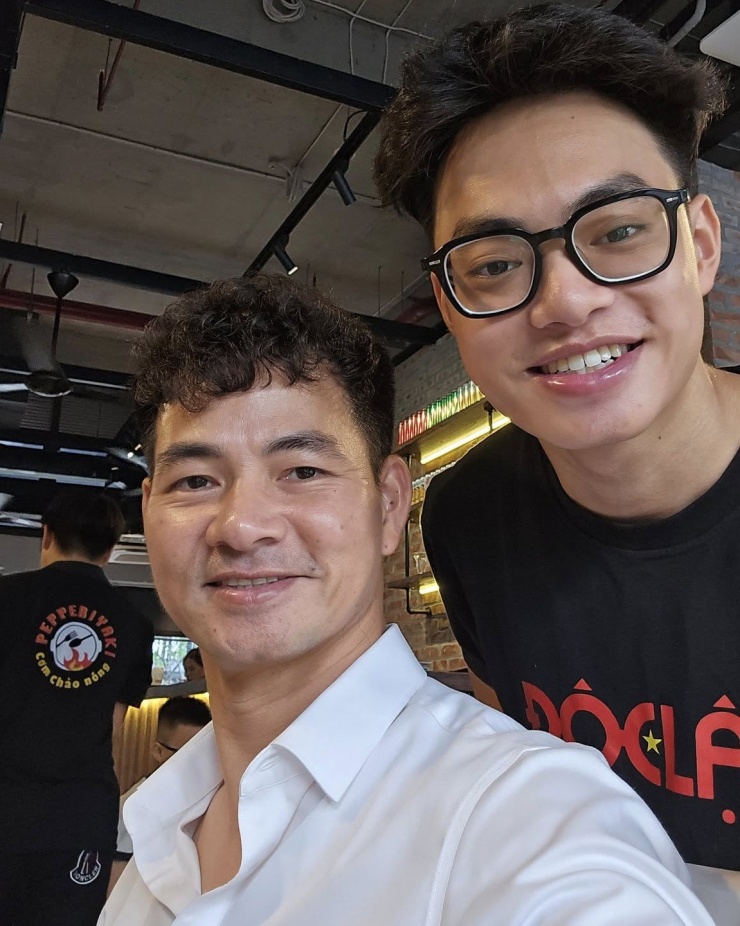 Xuân Bắc đưa con trai đi cà phê, tranh thủ hỏi han con sau một tuần vào đại học. Khán giả nhận xét con trai cả của nghệ sĩ ngày càng như bản sao của anh.