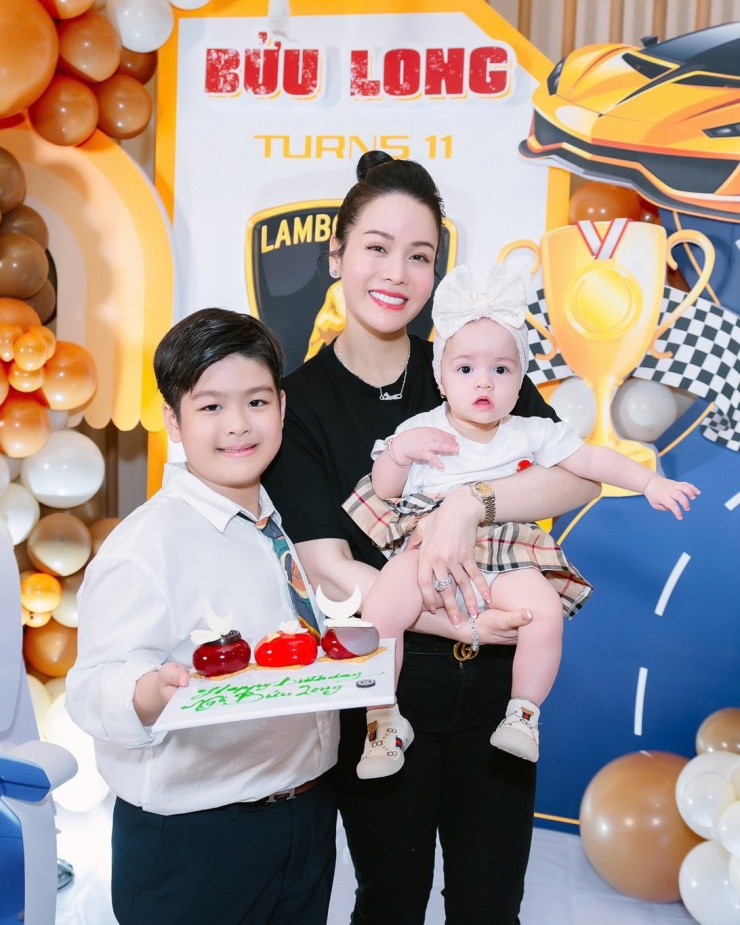 Nhật Kim Anh bế 'tiểu công chúa', mừng sinh nhật con trai lớn Bửu Long tròn 11 tuổi.