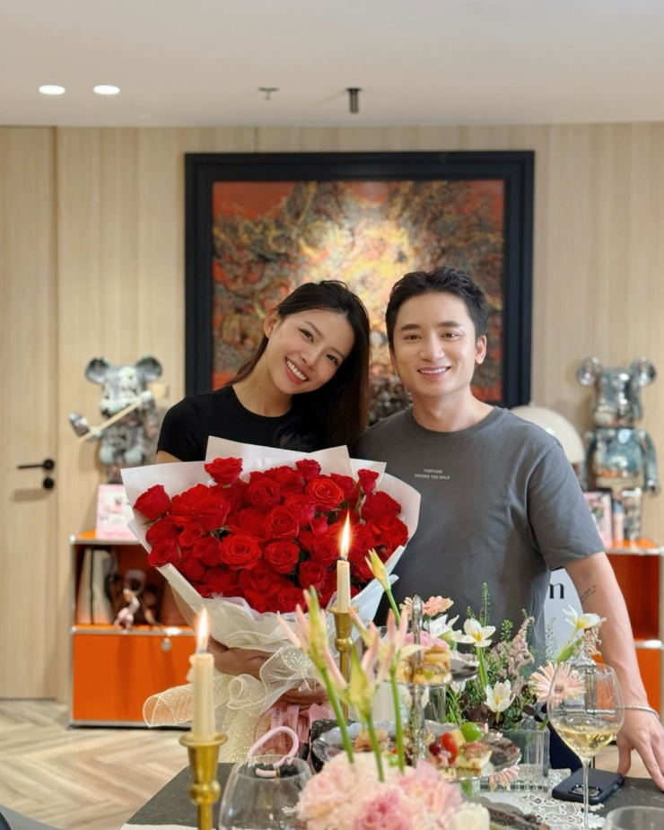 Bà xã Phan Mạnh Quỳnh xúc động khi đi làm về muộn và được chồng tổ chức bữa tiệc sinh nhật bất ngờ.