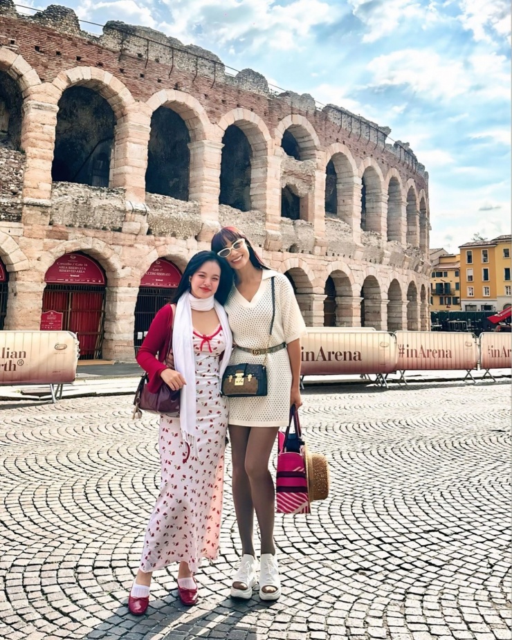 Thúy Hạnh tranh thủ đưa con gái lớn Suli đi tham quan khắp Italy nhân dịp cùng con sang đây làm thủ tục nhập học. Con gái Thúy Hạnh theo học ngành Fashion Marketing &amp; Business tại trường NABA - Nuova Accademia di Belle Arti.