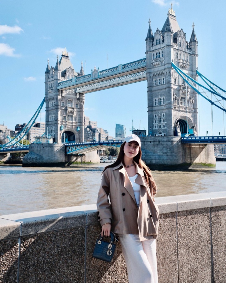 Lương Thùy Linh xách túi trăm triệu đồng khám phá London nhân chuyến sang đây công tác.