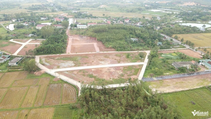 Nhiều khu đất đã được xây hạ tầng tạm bợ để mời chào khách.