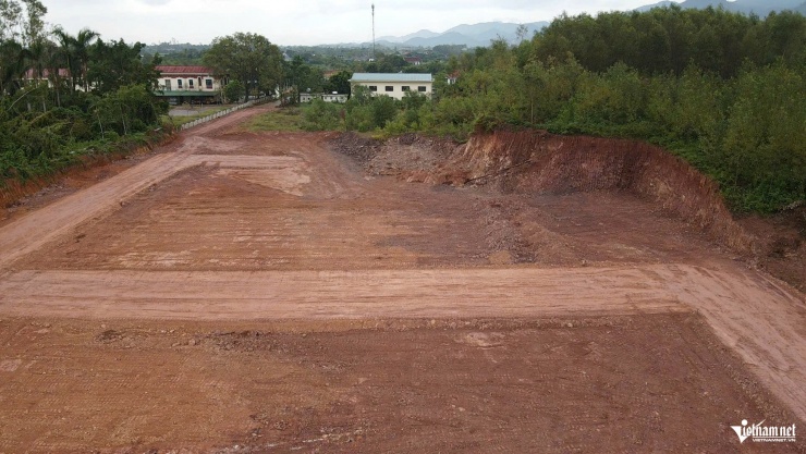 Mảnh vừa được san ủi đất để tạo mặt bằng, "cò đất" đã rao bán rầm rộ.