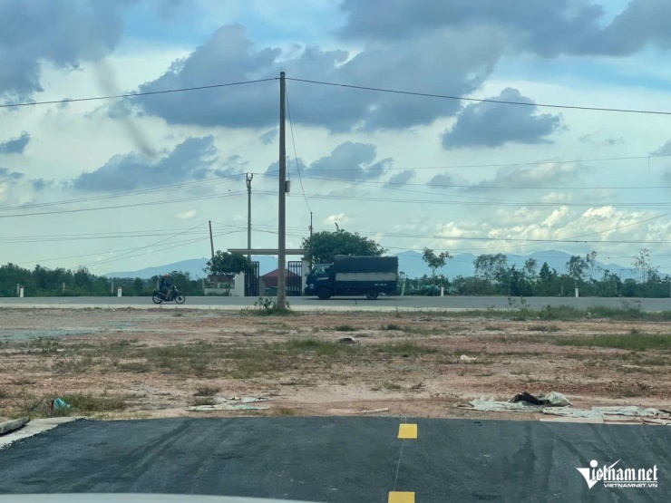 Do không được đấu nối ra tỉnh lộ nên khu đất ở xã Nam Sơn bị "cụt đường".