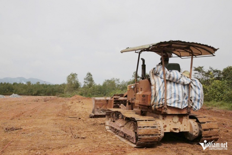 Máy móc san ủi mặt bằng để phân lô, tách thửa tại xã Toàn Lưu.