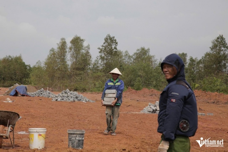 Người dân đang xây hạ tầng tạm để bán đất ồ ạt.