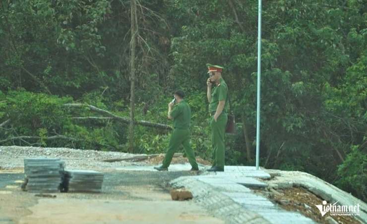 Công an xã Toàn Lưu xuống hiện trường kiểm tra sau phản ánh của người dân.