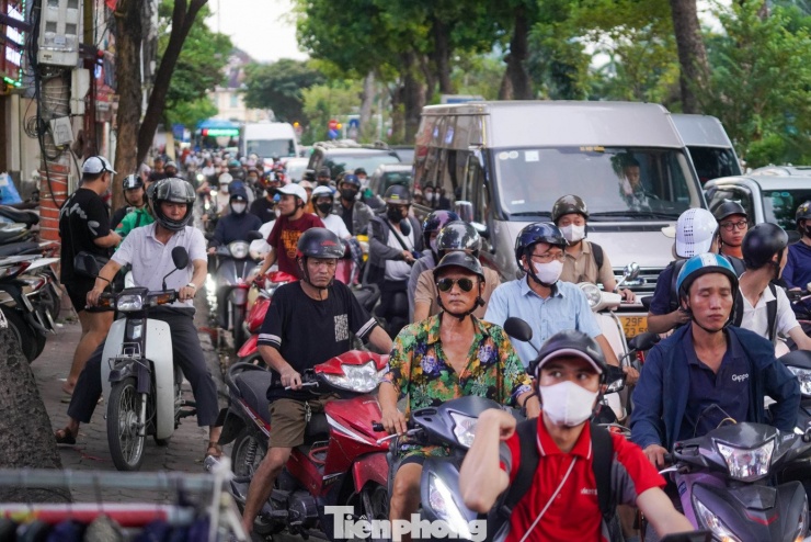 Di chuyển trên Vành đai 2 Hà Nội: Người dân &#39;kẹt xe triền miên, mệt mỏi từng ngày&#39; - 7