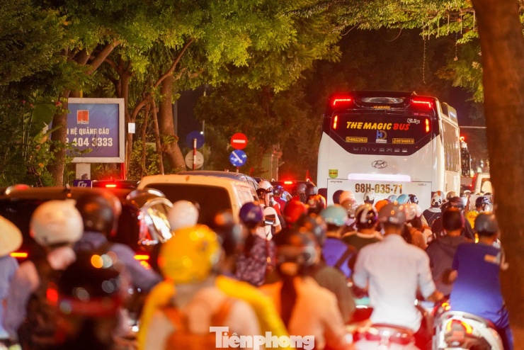 Di chuyển trên Vành đai 2 Hà Nội: Người dân &#39;kẹt xe triền miên, mệt mỏi từng ngày&#39; - 16