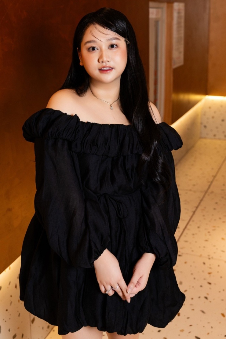 Cô dự sự kiện ra mắt phim điện ảnh Tử chiến trên không hôm 16/9 tại TP HCM, hội ngộ các đồng nghiệp như diễn viên Xuân Phúc, Trần Nghĩa. Người đẹp chọn bộ đầm trễ vai bèo nhún, tạo điểm nhấn với mốt trang điểm dewy (da căng bóng).