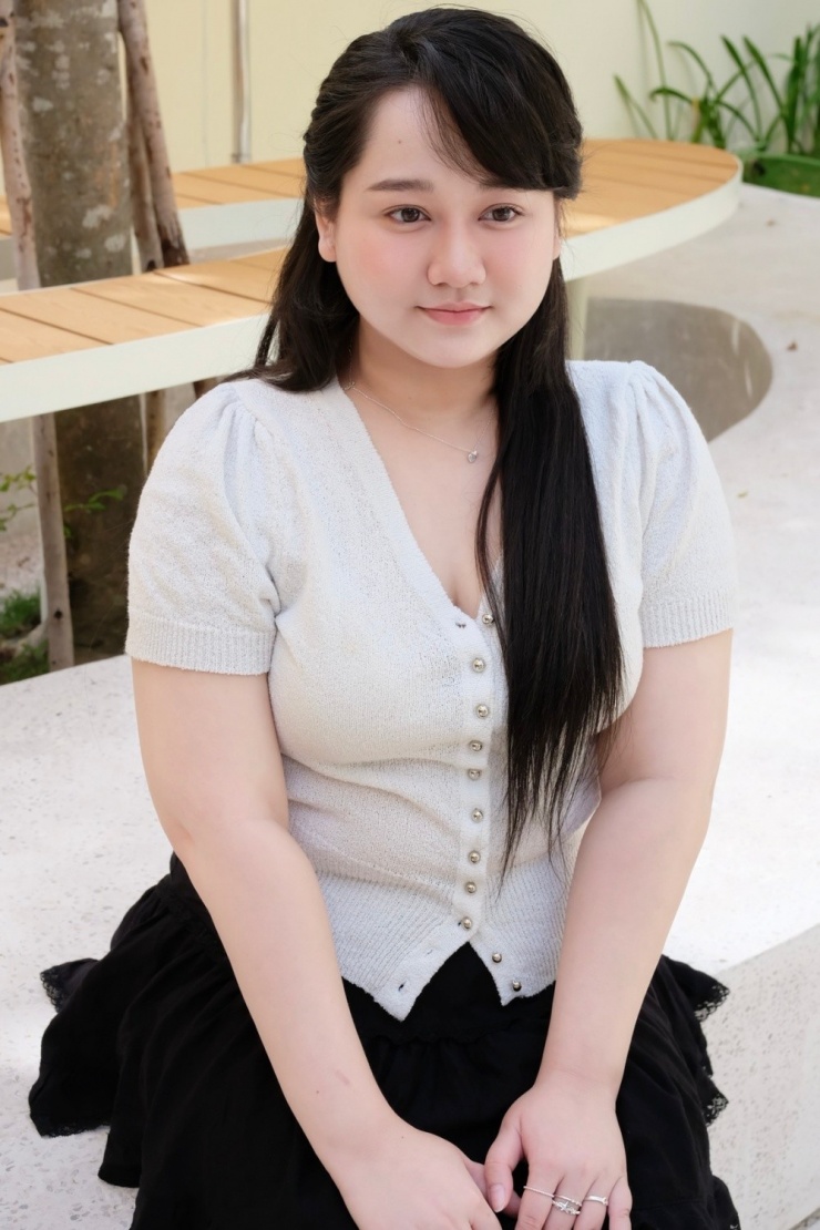 Diễn viên mặc kiểu áo cổ chữ V, tối giản về họa tiết, kết hợp các mẫu váy xòe.