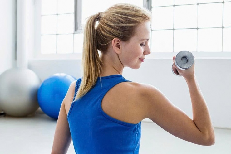 Tập sức mạnh với mức tạ vừa phải không chỉ làm săn chắc cơ mà còn giúp định hình vòng eo gọn gàng hơn.