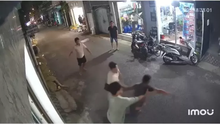 Mặc dù được người dân quanh khu vực can ngăn nhưng hai nam thanh niên tiếp tục đánh cho đến khi nạn nhân nằm gục giữa đường. Ảnh cắt từ clip