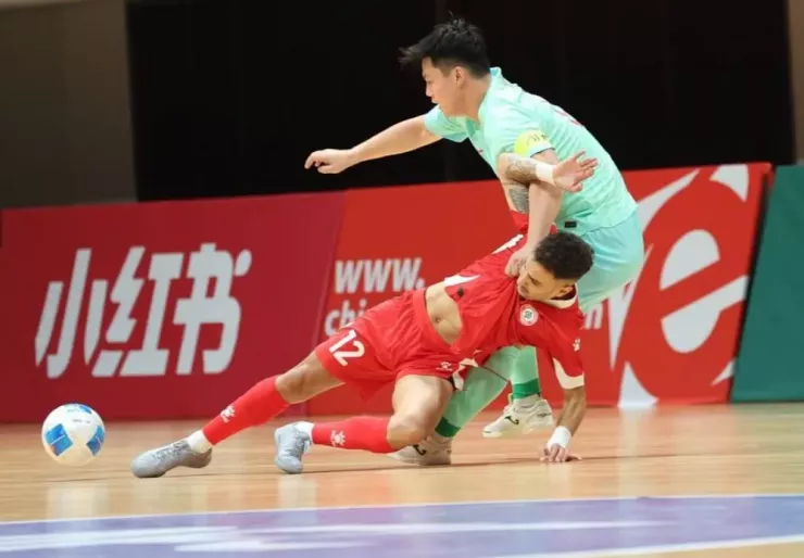 Tuyển Trung Quốc (xanh) đối đầu với tuyển Việt Nam trong thế "lưng dựa tường". Ảnh: AFC