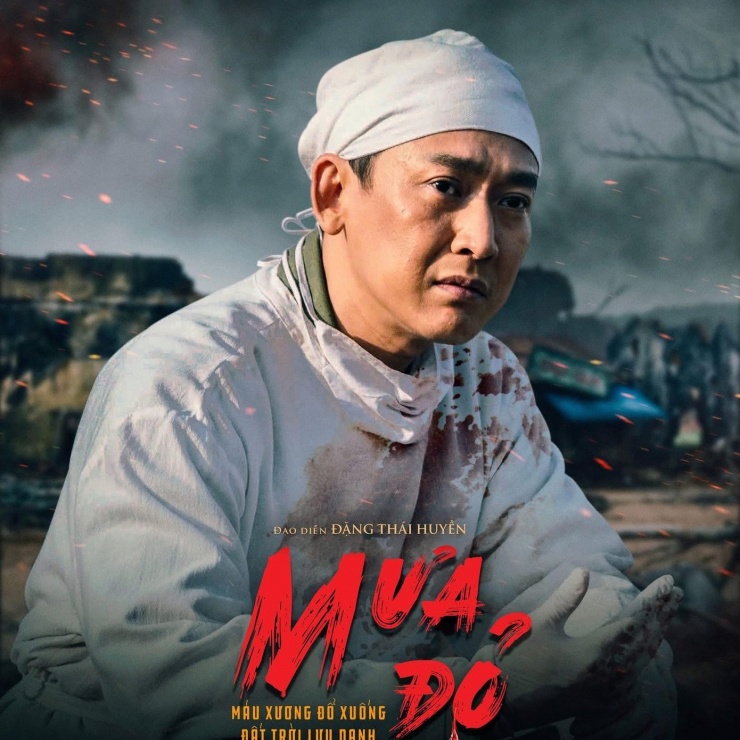 Hứa Vĩ Văn đóng vai bác sĩ Lê trong Mưa Đỏ.