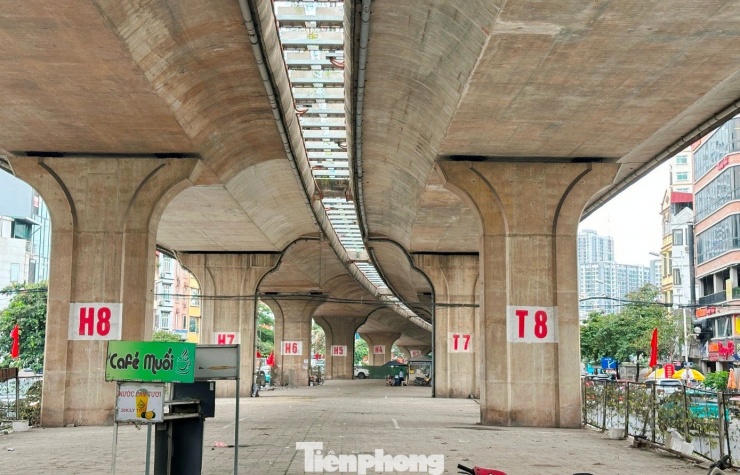 Gầm cầu Vĩnh Tuy 'sạch bóng' ô tô, xe máy - 1