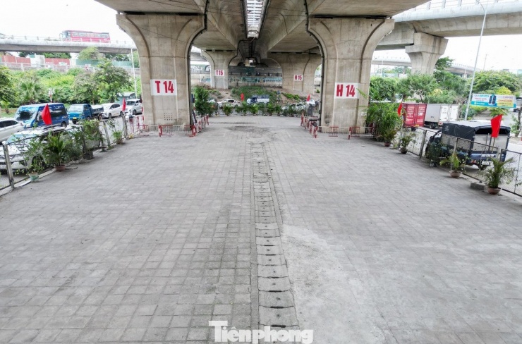 Gầm cầu Vĩnh Tuy 'sạch bóng' ô tô, xe máy - 3