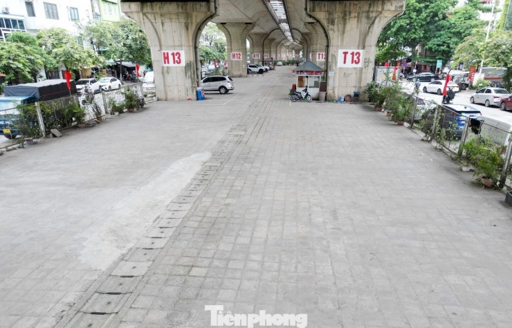 Gầm cầu Vĩnh Tuy 'sạch bóng' ô tô, xe máy - 4