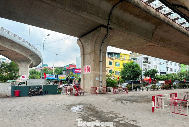 Gầm cầu Vĩnh Tuy 'sạch bóng' ô tô, xe máy - 7