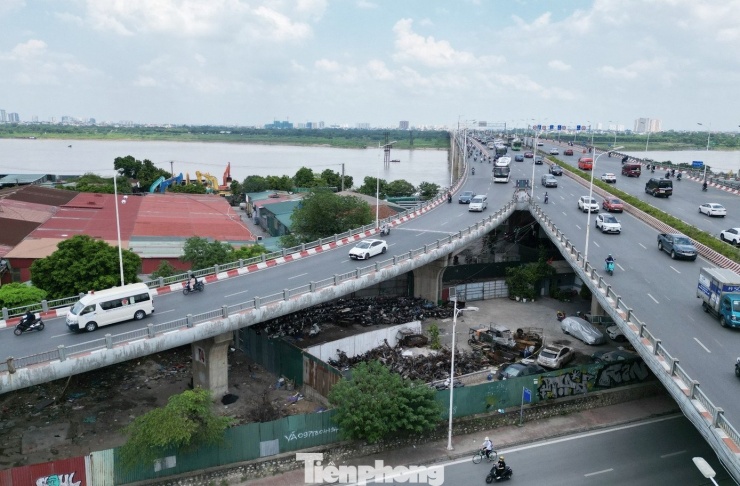 Gầm cầu Vĩnh Tuy 'sạch bóng' ô tô, xe máy - 8