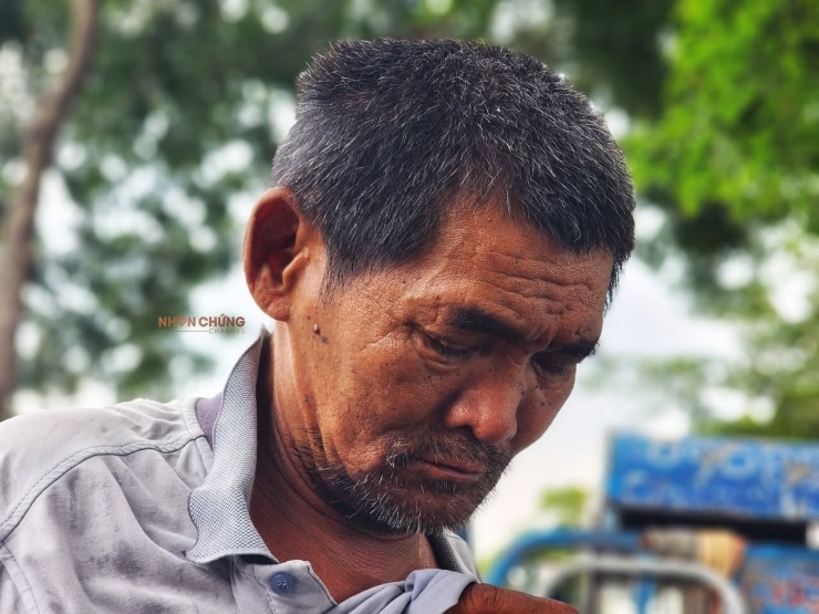 "Minh cô đơn" là biệt danh người dân, sinh viên đặt cho chú. - Ảnh: Nhân chứng Channel