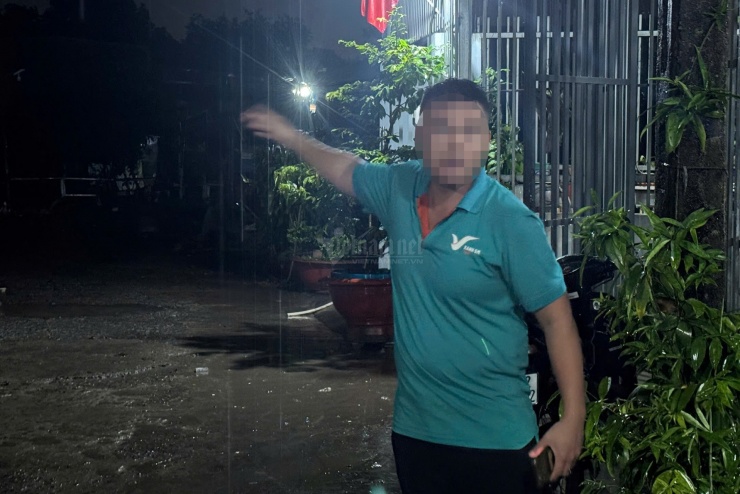 Tài xế taxi tường thuật lại việc ô tô bị nước cuốn trôi. Ảnh: Hoàng Anh