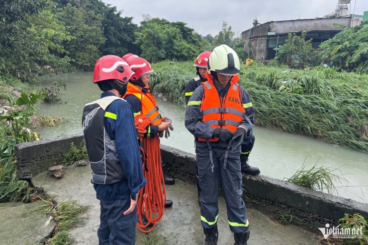 Lực lượng cứu hộ triển khai lực lượng tìm kiếm ô tô. Ảnh: Hoàng Anh