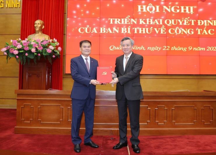 Ông Nguyễn Quang Dương, Ủy viên Trung ương Đảng, Phó Trưởng Ban Tổ chức Trung ương (bên phải) trao quyết định cho ông Bùi Văn Khắng.