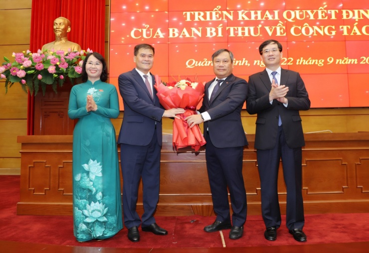 Lãnh đạo tỉnh Quảng Ninh tặng hoa chúc mừng tân Phó Bí thư Tỉnh ủy Bùi Văn Khắng.