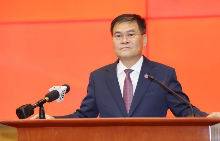 Ông Bùi Văn Khắng phát biểu nhận nhiệm vụ.