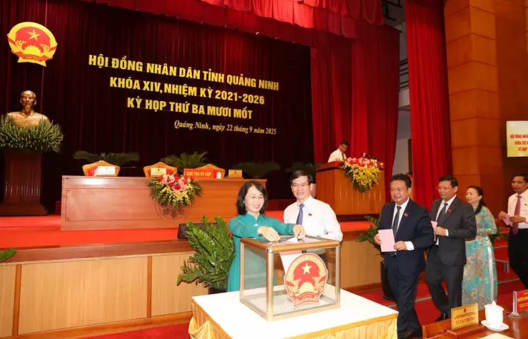 Các đại biểu tiến hành bỏ phiếu bầu Chủ tịch UBND tỉnh đối với ông Bùi Văn Khắng, Phó Bí thư Tỉnh ủy Quảng Ninh. Ảnh: QMG