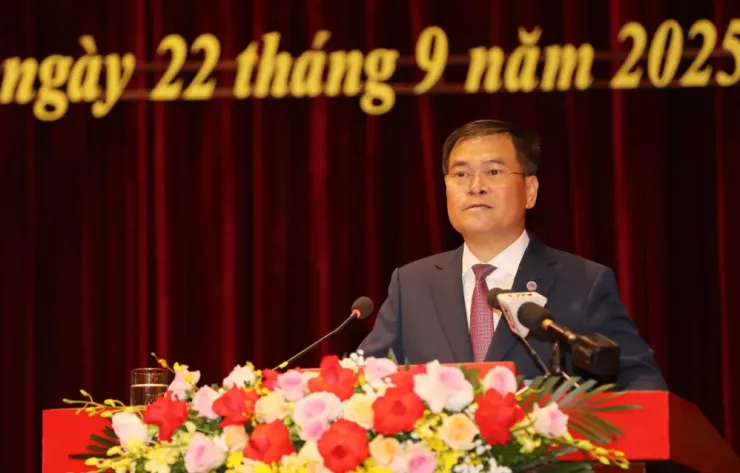 Tân Chủ tịch UBND tỉnh Quảng Ninh Bùi Văn Khắng phát biểu nhận nhiệm vụ. Ảnh: QMG