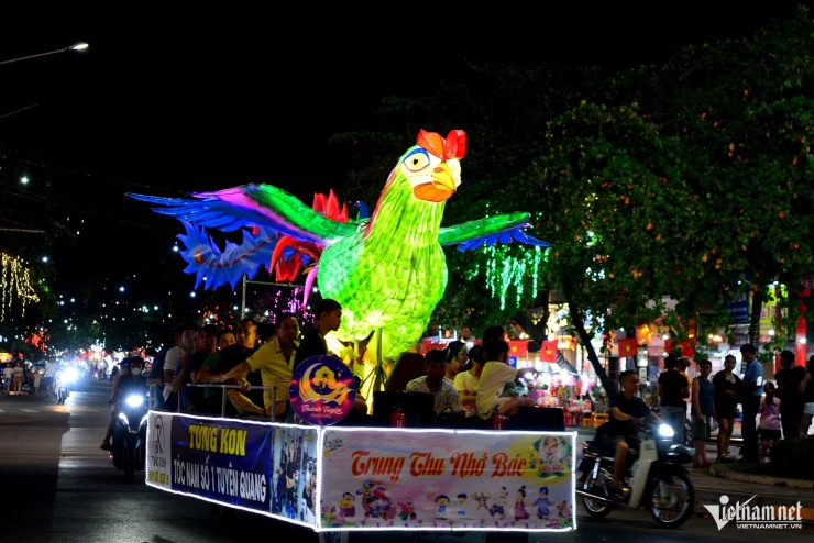 Hàng chục nghìn người đổ về xem đèn Trung thu khổng lồ rực sáng ở Tuyên Quang - 2