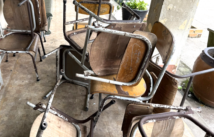 Những chiếc ghế hư hỏng đã được đưa ra khỏi lớp để thay mới
