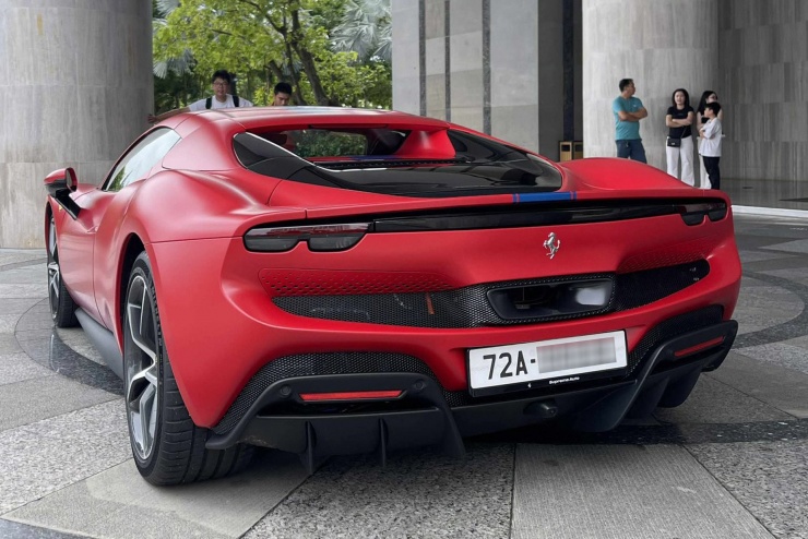 Đại gia Vũng Tàu chi hơn 1 triệu USD mua siêu xe Ferrari 296 độc nhất thế giới - 2