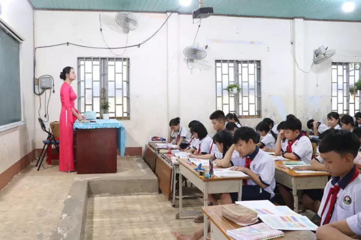 Học sinh trường tiểu học Vĩnh Tân có bàn ghế mới ngay trong hôm nay - 2