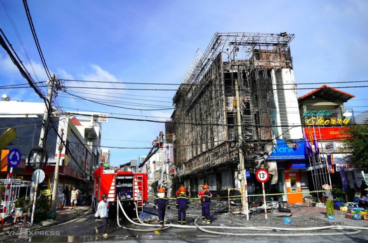 Trụ sở ngân hàng cháy trơ khung biển hiệu được phong tỏa để cảnh sát phun nước dập lửa âm ỉ từ phía trong, khắc phục hậu quả. Tòa nhà bị cháy lan từ căn nằm cách đó gần 10 m, bùng phát lúc 3h40 hôm nay.