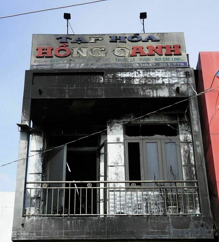 Phía trước căn nhà xảy ra cháy đầu tiên ám đầy khói đen, cửa kính vỡ. Căn nhà rộng 4 m, dài hơn 20 m, một trệt và một lầu, vừa làm chỗ ở kết hợp kinh doanh. Lửa bùng lên ở đây lúc rạng sáng nay, được dập tắt, nhưng sau đó bất ngờ cháy to trở lại, lan rộng cả khu vực.