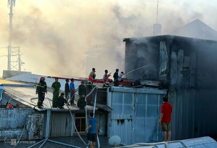 Căn nhà chứa nhiều hàng, đồ đạc nên lửa dễ bùng phát. Dù lửa đã được khống chế, song cứu hỏa vẫn tiếp tục phun nước phòng hỏa hoạn phát sinh.