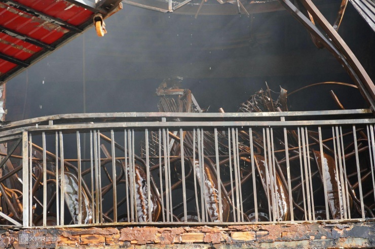 Hiện trường trụ sở ngân hàng, dãy nhà dân bị cháy ở Cà Mau - 6