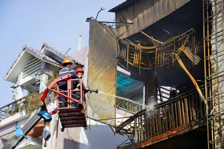 Hiện trường trụ sở ngân hàng, dãy nhà dân bị cháy ở Cà Mau - 7