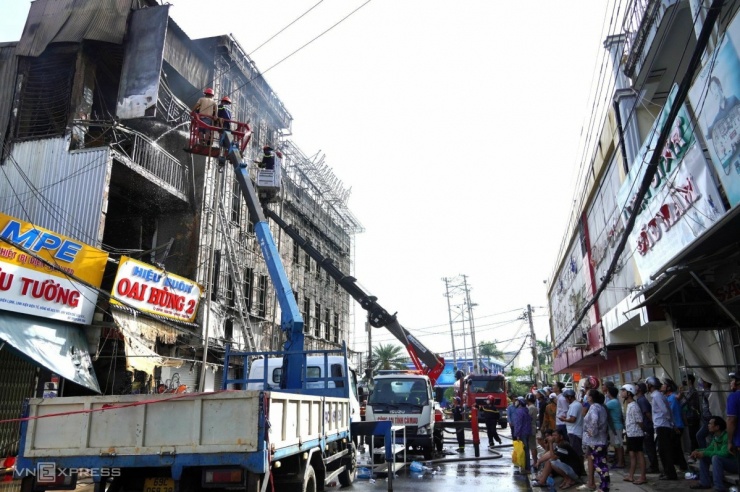 Đến hơn 7h, đám cháy được khống chế, nhưng lực lượng chức năng vẫn tiếp tục phun nước vào các căn bị cháy để làm mát, ngăn khả năng lửa bùng lên.