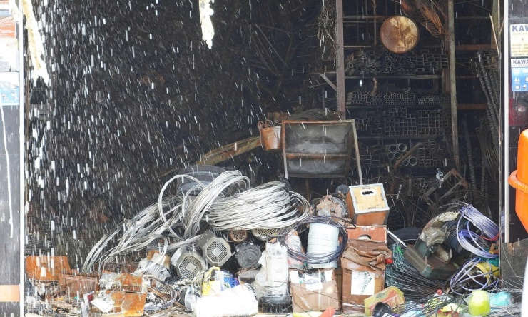 Máy bơm, thiết bị điện, nước còn sót lại ở cửa hàng nằm ở lầu một sau vụ cháy.